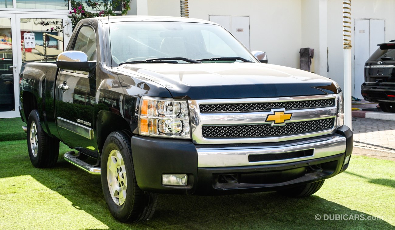 Chevrolet Silverado Gulf Pickup, one door, screen, rings, sensors, fog lights, remote operation, in excellent condition,