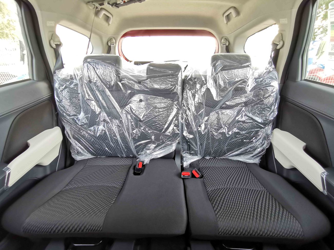 Toyota Rush 1.5L Petrol, 17" Rims, Roof A/C Ventilator, Front Defogger Control, Fabric Seat (CODE # TRGC04)