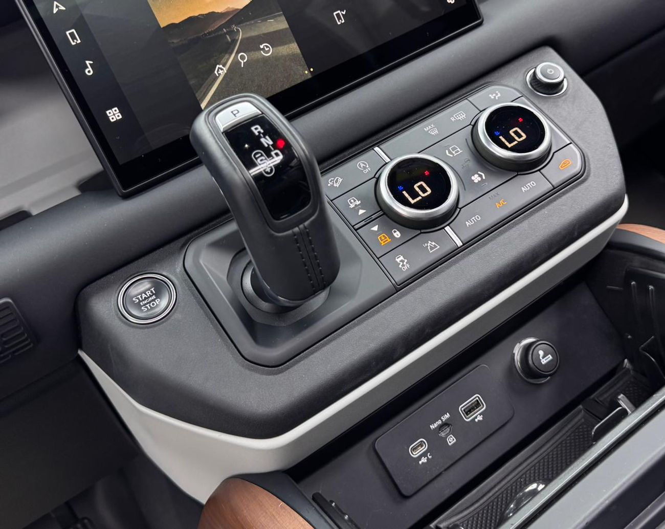 Land Rover Defender P300 110 X-Dynamic SE 2.0L (5 Seater) 2024 Land Rover Defender P300 SE, Land Rover Warranty+Service