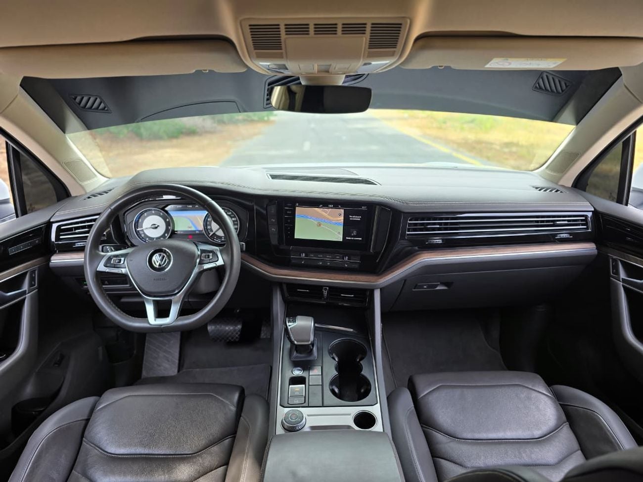 Volkswagen Touareg Comfortline 3.0L VOLKSWAGEN TOUAREG COMFOTLINE 2018 GCC // PERFECT CONDITION // ACCIDENT FREE