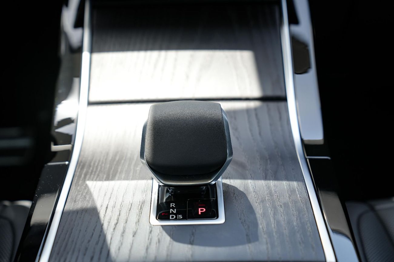 لاند روفر رانج روفر إيفوك SE P250 DYNAMIC 2025!! FIVE YEARS WARRANTY!! THREE YEARS SERVICE CONTRACT