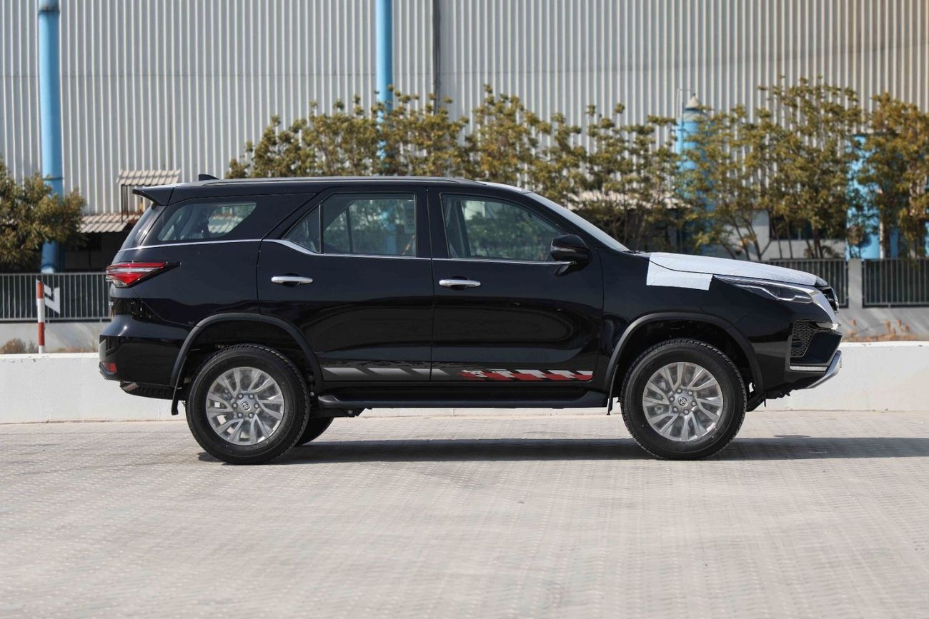 تويوتا فورتونر تويوتا فورتشنر 2024 4.0 4x4 HI - أسود اتيتيود من الداخل أسود | تصدير فقط