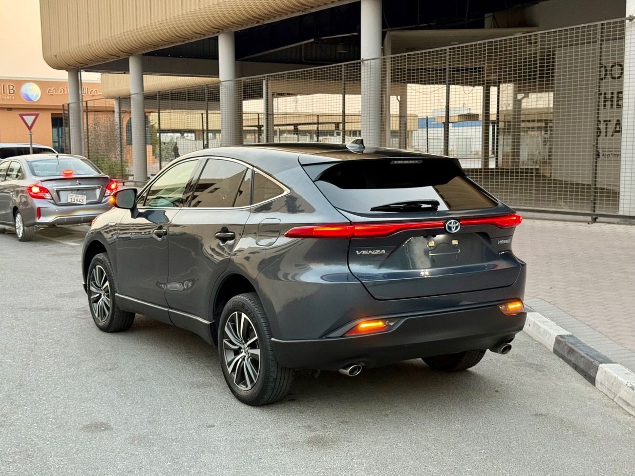 تويوتا فينزا 2023 LIMITED HYBRID MOONROOF AWD FULL OPTION USA SPEC