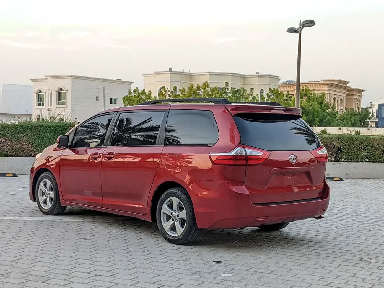 Toyota Sienna LE (NON GCC) Mid Option With Navigation In Perfect Condition 7 Seater Flawless Family Van