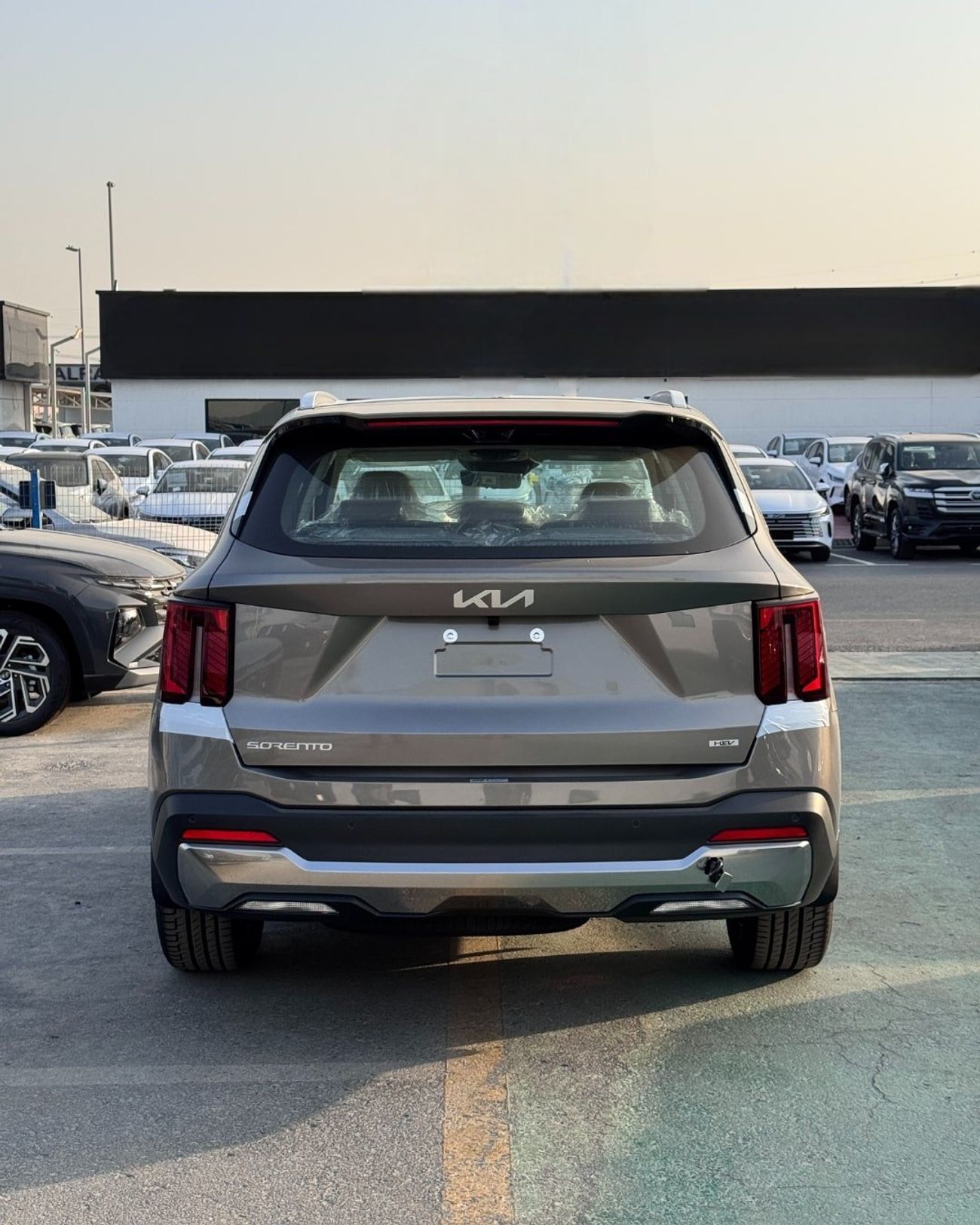 كيا سورينتو KIA SORENTO 1.6L (HYBRID) - BROWN 2025 MODEL -MID OPTION