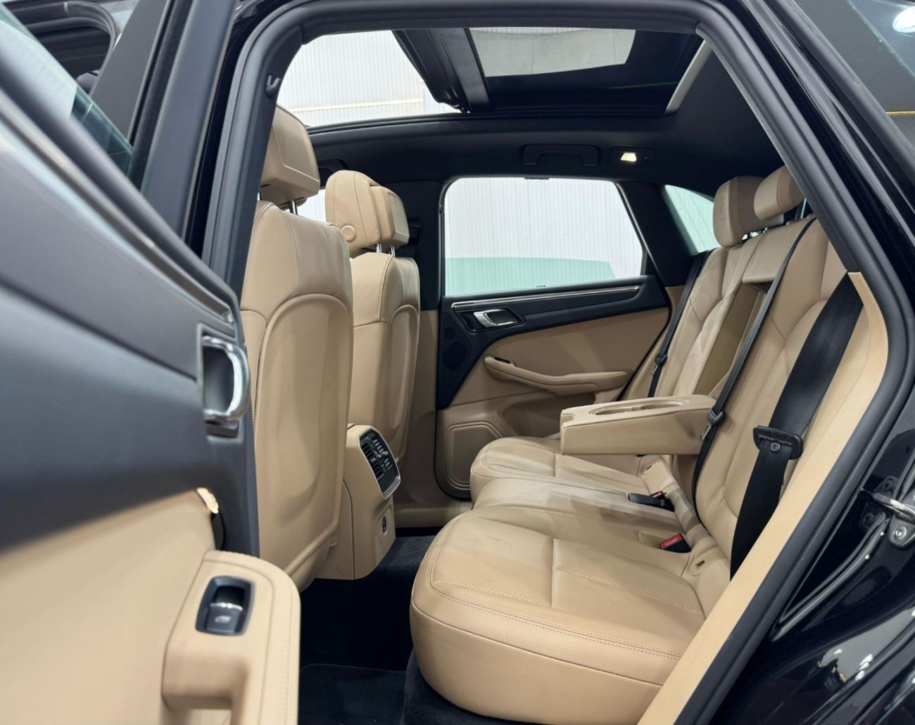 Porsche Macan Std 2.0L (252 HP) 2021 Porsche Macan, 1 Year Warranty, Full Agency Service History, GCC