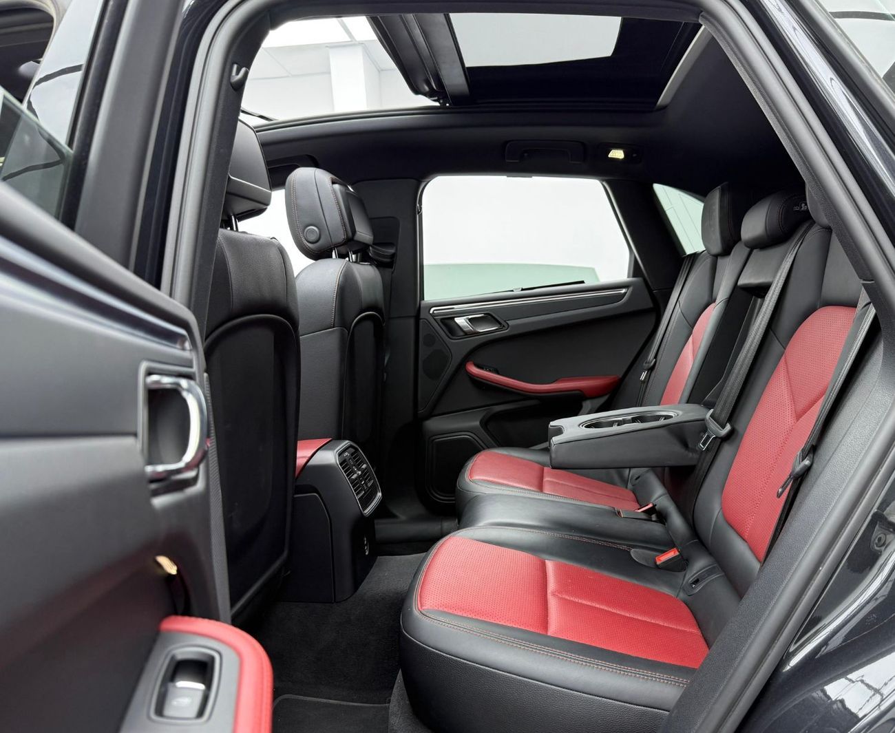 بورش ماكان Std 2.0L (252 HP) 2021 Porsche Macan, 2025 Porsche Warranty, Full Porsche Service History, Excellent