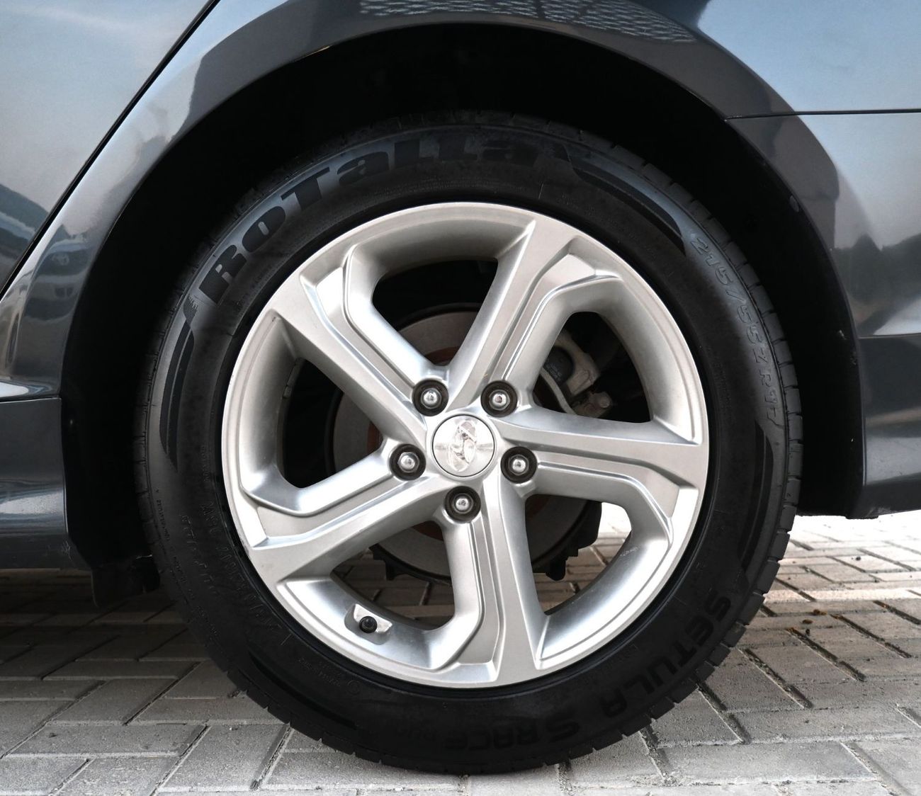 Hyundai Sonata Limited Hyundai Sonata 2019 GCC mid-range in excellent condition, inside and out