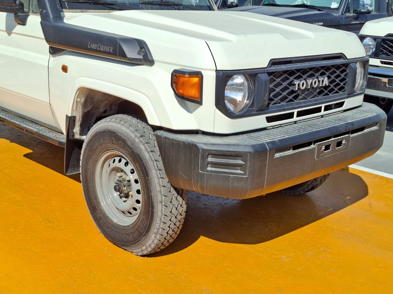 Toyota Land Cruiser 70 DX 4.0L M/T Toyota Land Cruiser LC78 Hardtop 3 Doors Long  MT 4.0L Petrol V6 Two Tank 2025 MID