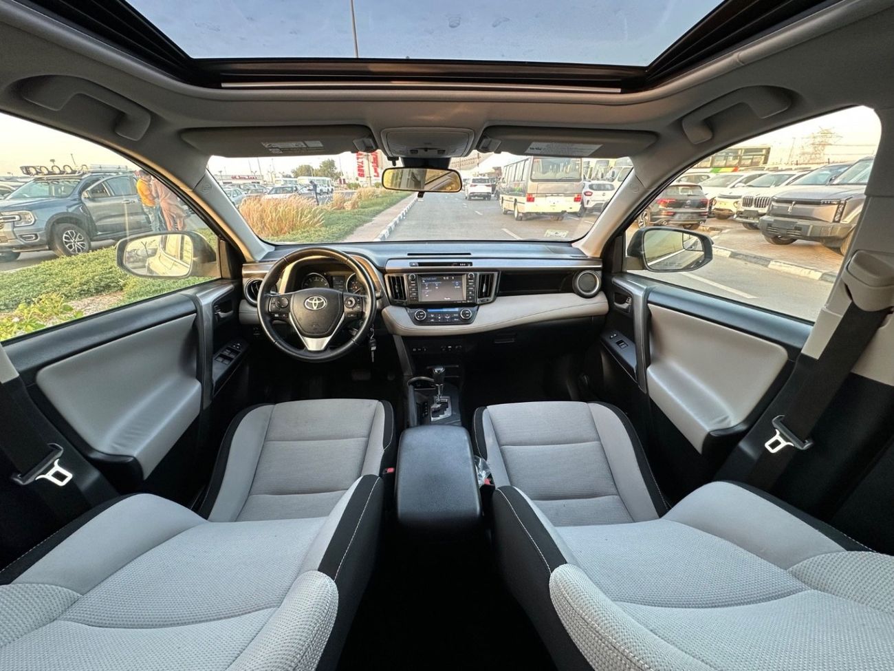 Toyota RAV4 XLE 4WD sunroof  full Option