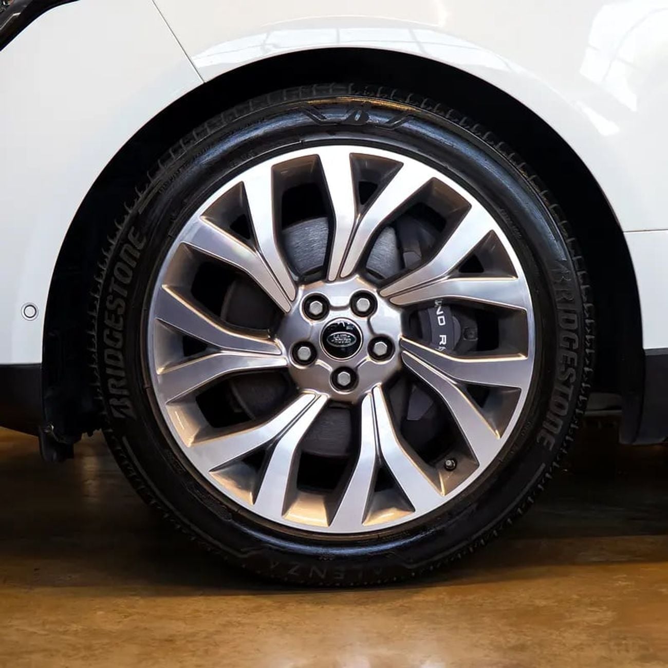 لاند روفر رينج روفر Vogue 5.0L 2,682 pm • 0% Downpayment • Vogue • 1 Year Warranty