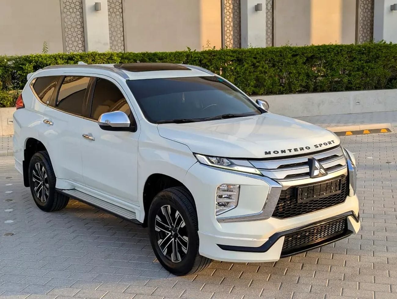 ميتسوبيشي مونتيرو سبورت GLS 4WD Top Line - GCC Specs - Like New!