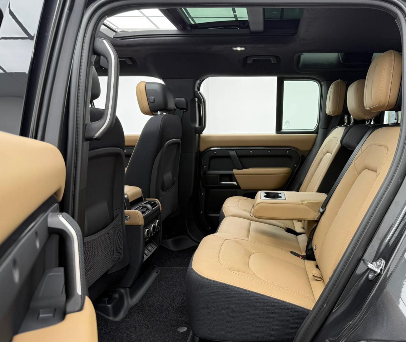 لاند روفر ديفندر 2025 Land Rover Defender 110 P525, 2030 Warranty + Service Pack, Delivery Kms, Fully Loaded, GCC