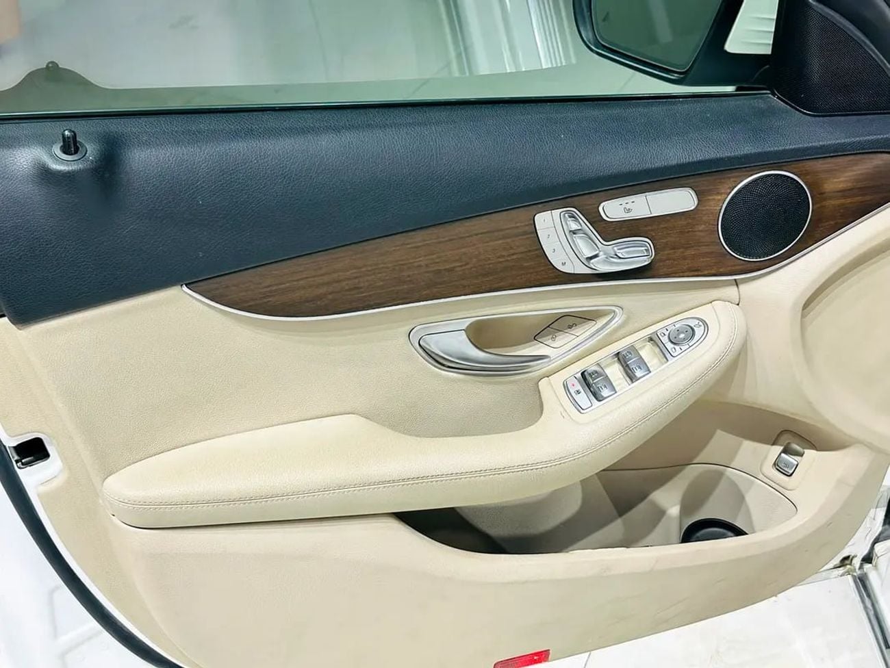 مرسيدس بنز C 300 Std 2.0L (241 HP)