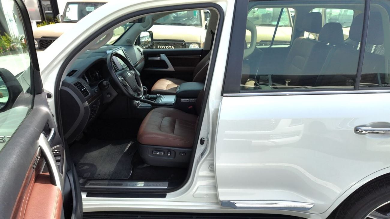 Toyota Land Cruiser VXR 5.7L 4WD TOYOTA LAND CRUISER VXR GRAND TOURING S 5.7L 4WD
