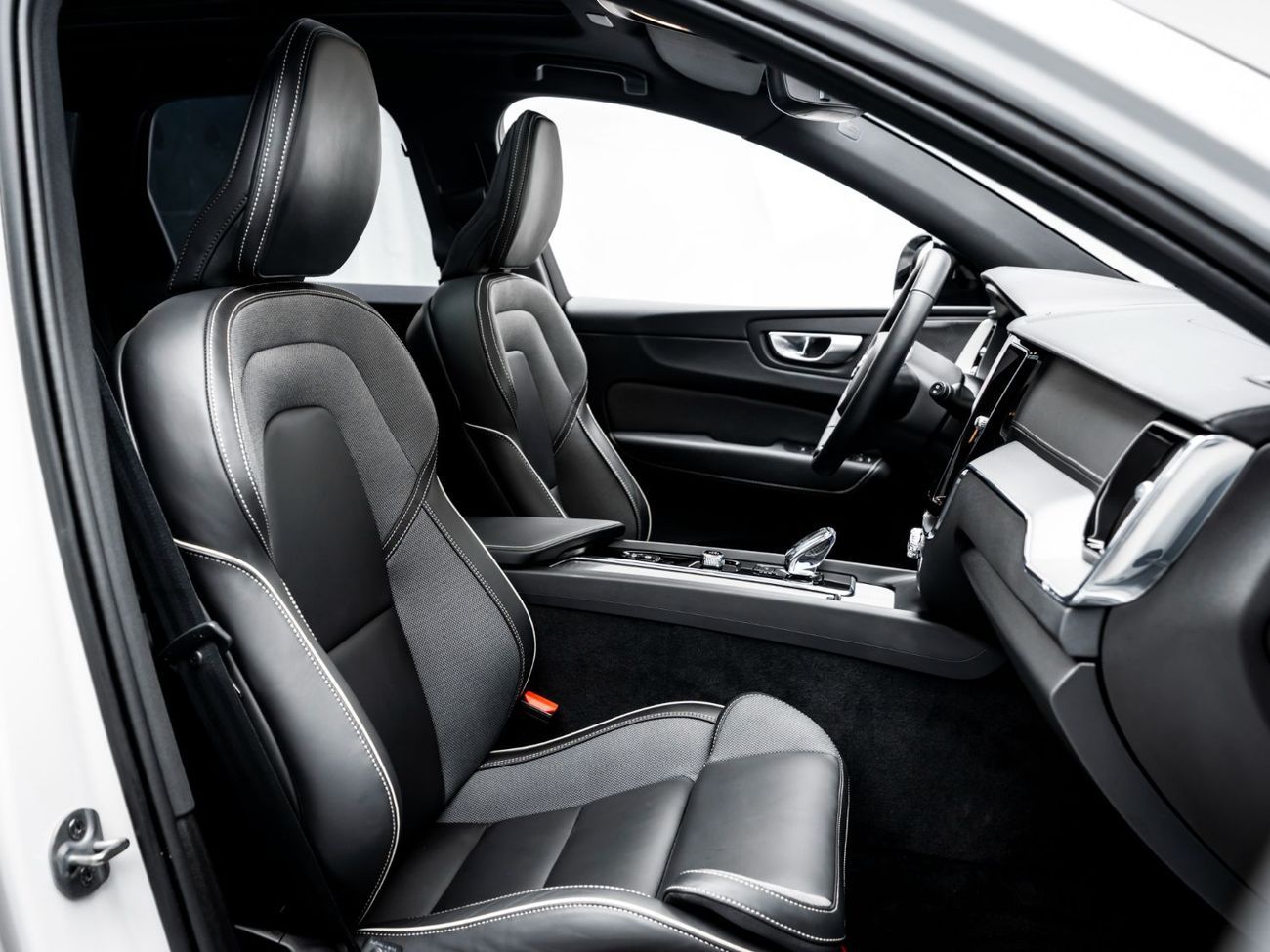 فولفو XC 60 2.0T B5 MHEV R Design (AWD)