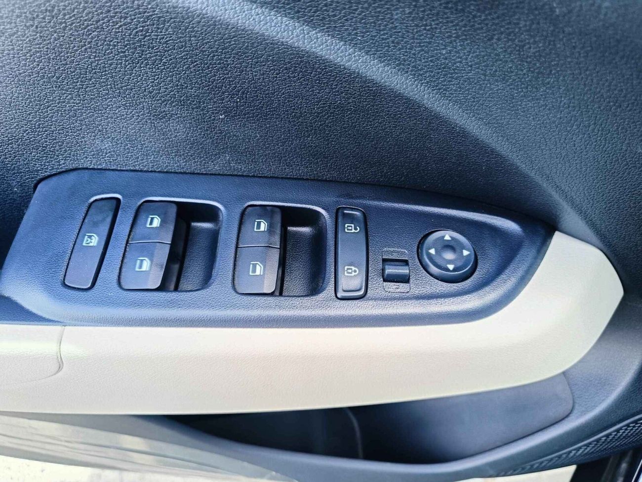 هيونداي فنيو QXI Premier Plus Turbo, 1.0L V4, Alloy Wheels, Sunroof (CODE # VEN10AF)