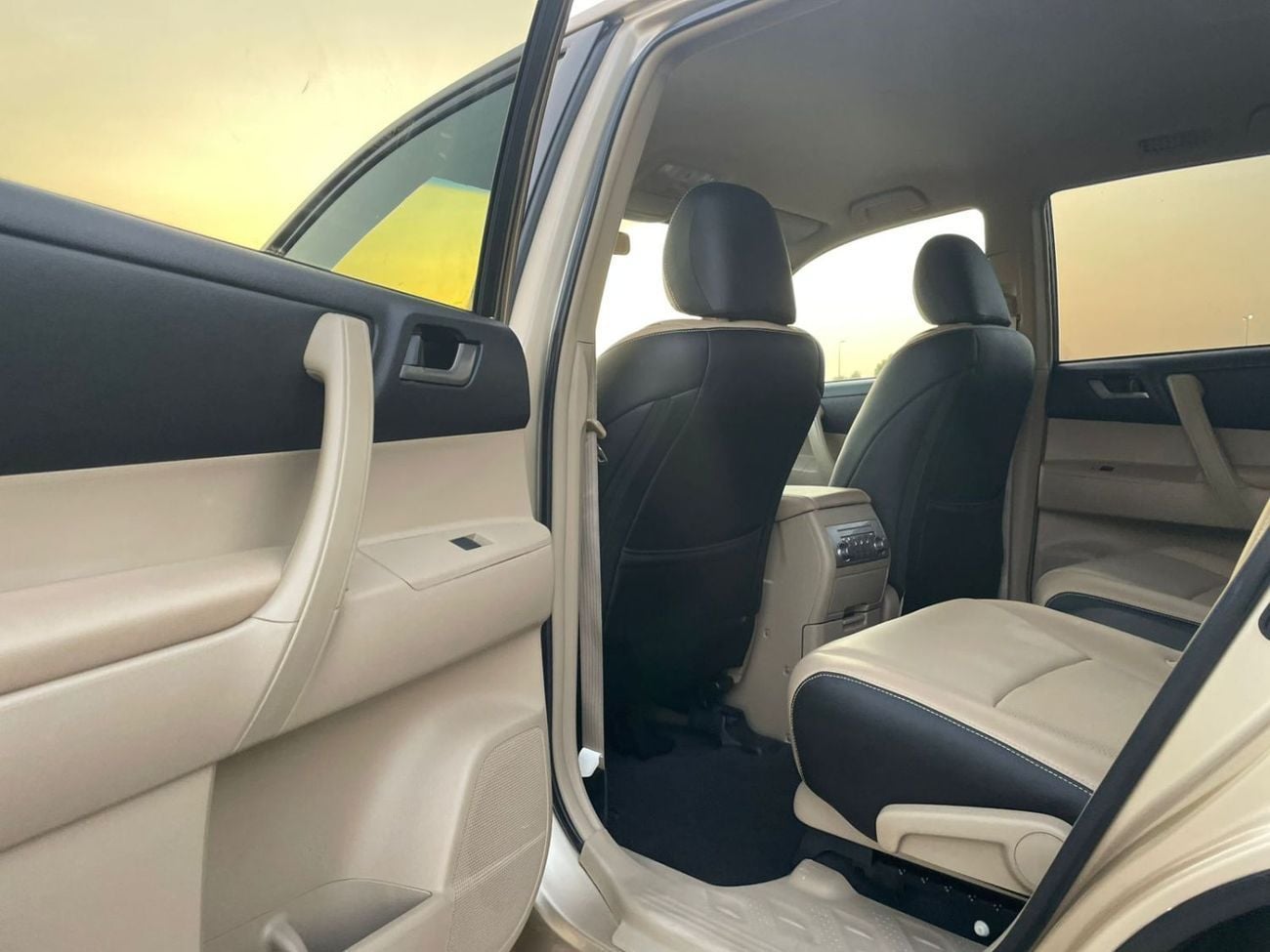Toyota Highlander 2013 Toyota Highlander MidOption+ 3.5L V6 - AWD 4x4 - Electric Seats - 7 Seater With Rear CAM -
