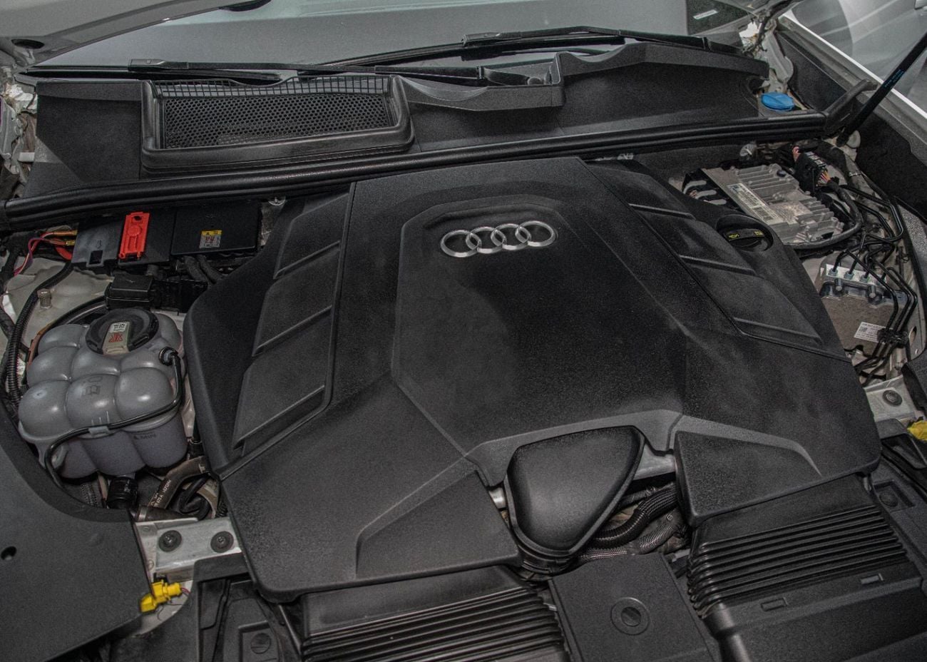 Audi Q8 TURBO 55 TFSI quattro S-Line 3.0L (340 HP)