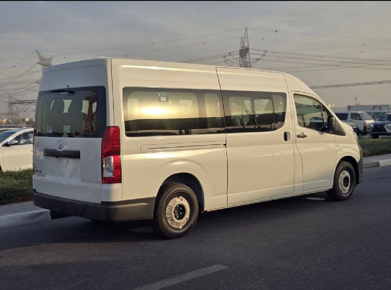 Toyota Hiace DLS-HIGH ROOF commuter 2.8L M/T