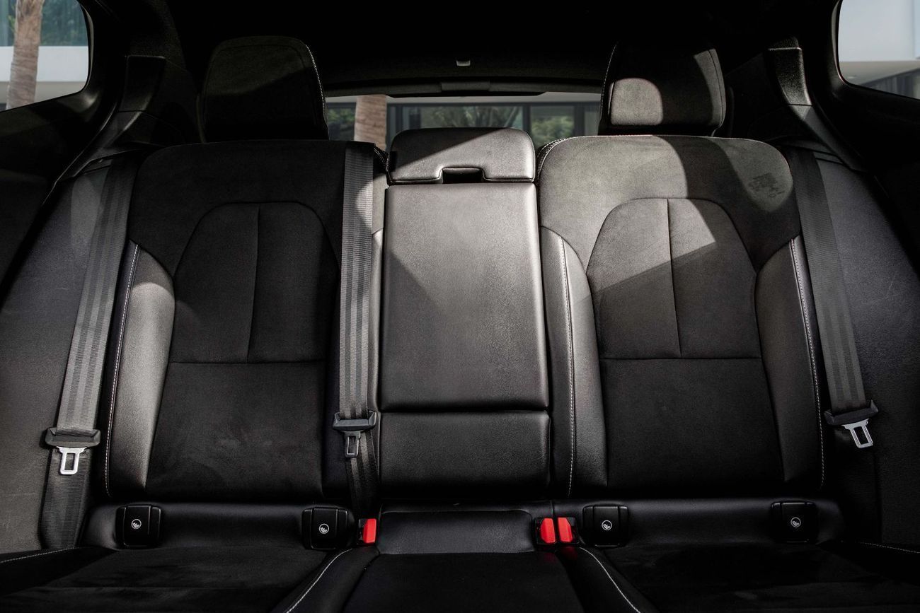 فولفو XC 40 T4 R-DESIGN | 1,860 P.M  | 0% Downpayment | VOLVO SERVICED!