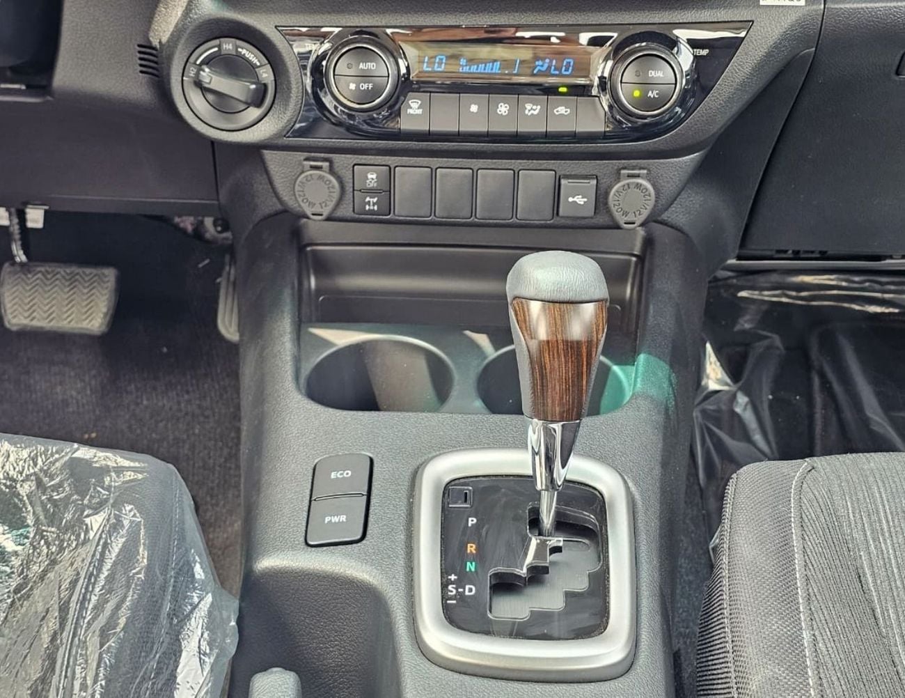 Toyota Hilux SR5 STD || 4.0L PETROL 4WD | WOOD INTERIOR W VISOR | BLIND SPOT | DIFFLOCK | DVD+CAMERA (CODE # H6B)