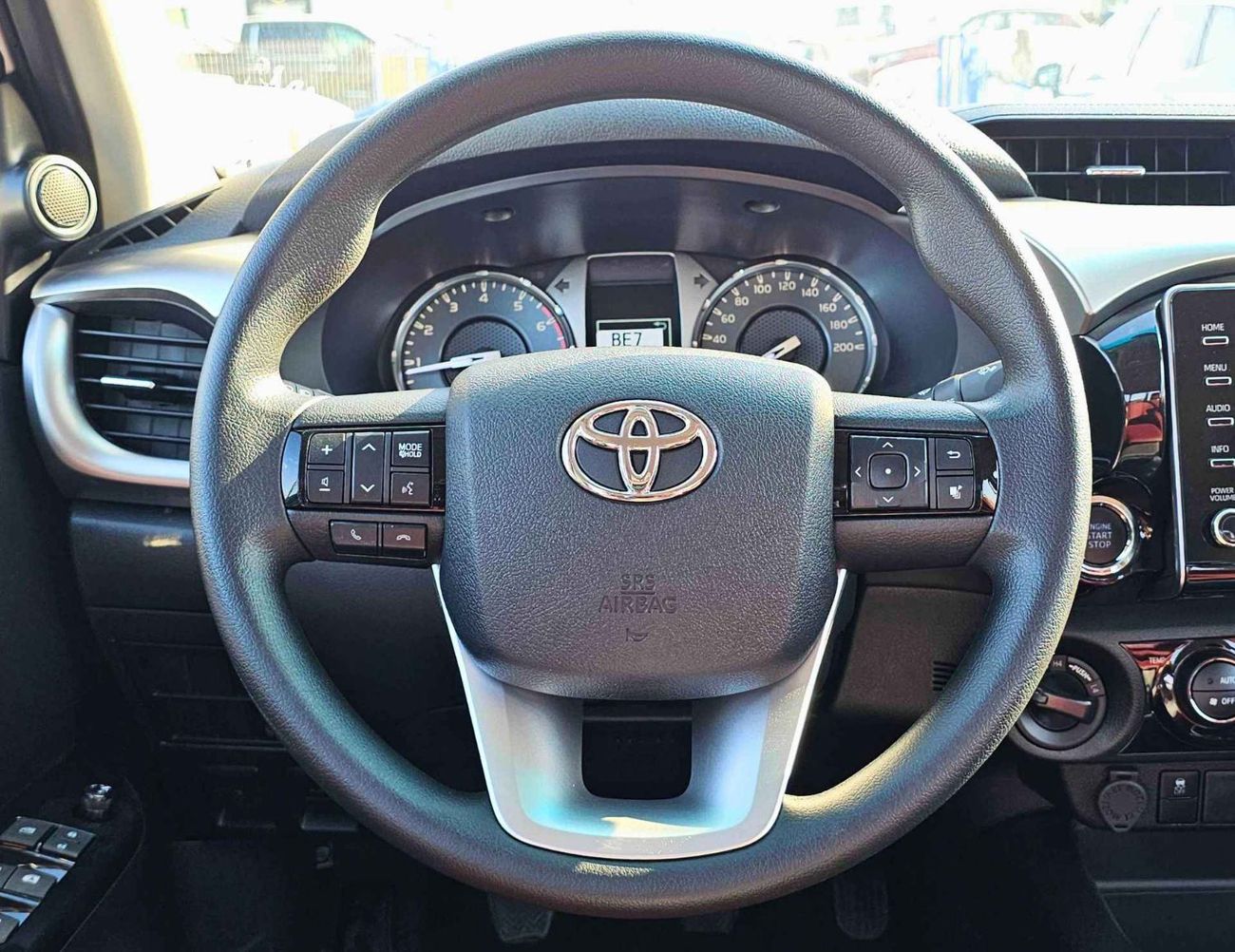 تويوتا هيلوكس SR5 FULL OPTION / M/T / 2.7L V4 PETROL /  DVD REAR CAMERA / 4WD (CODE # SR5)