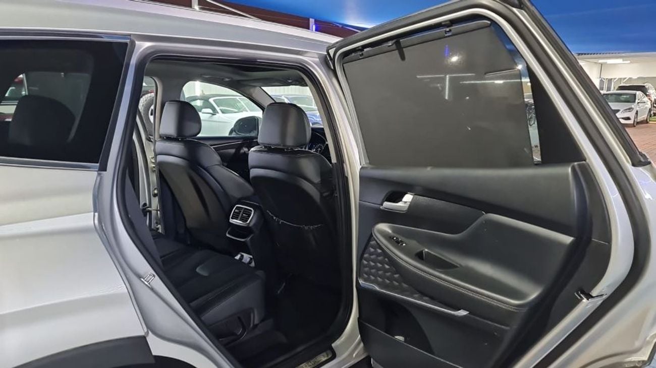 Hyundai Santa Fe the car is in excellent condition like new full full 2019 2.0 turbo there is a discount