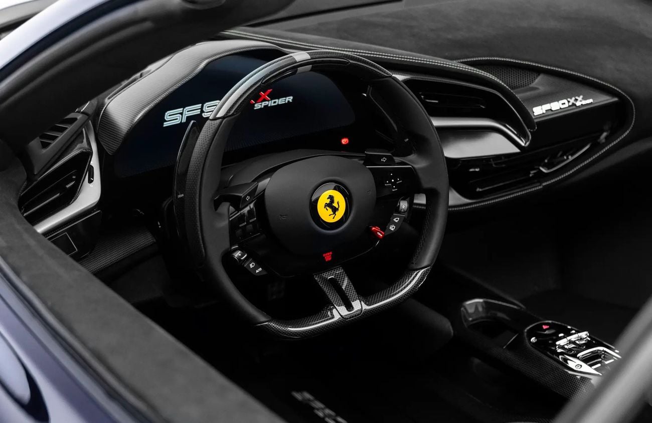 فيراري SF90 سبيدر 4.0L Twin-Turbocharged V8 + 3 Electric Motors