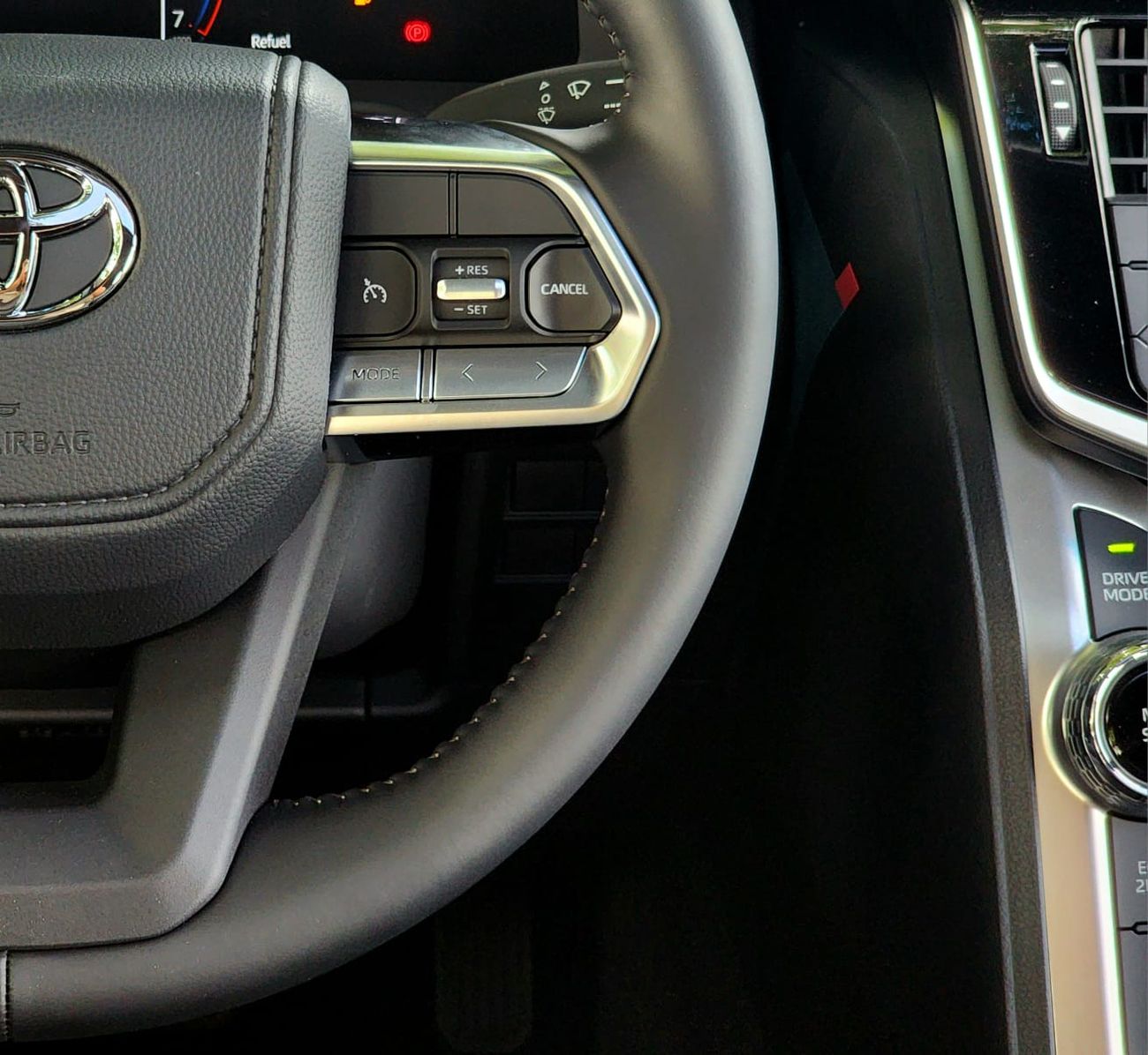 تويوتا لاند كروزر LC300 GXR 3.5 - MID OPTIONS - SUNROOF - 2025 MODEL - WHITE INSIDE BLACK -