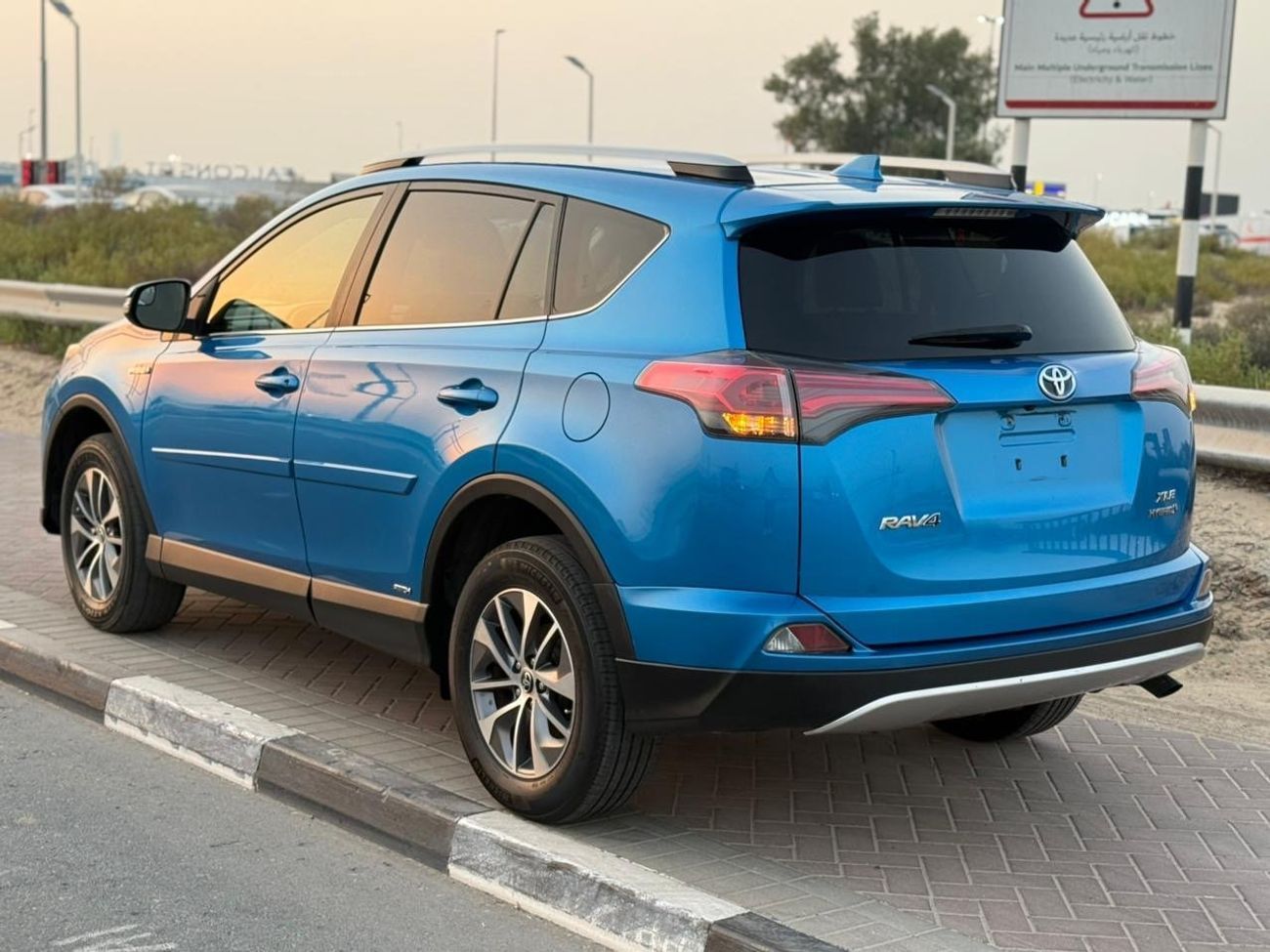 Toyota RAV4 XLE 2.5L Hybrid XLE sunroof, full Option