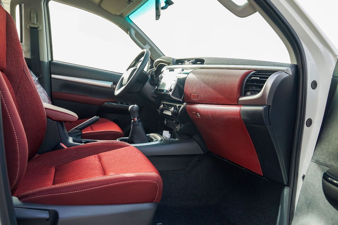 تويوتا هيلوكس GLX - 2.7L 4x4 Drive - Manual Transmission -  SR5 - GCC - Rear Camera