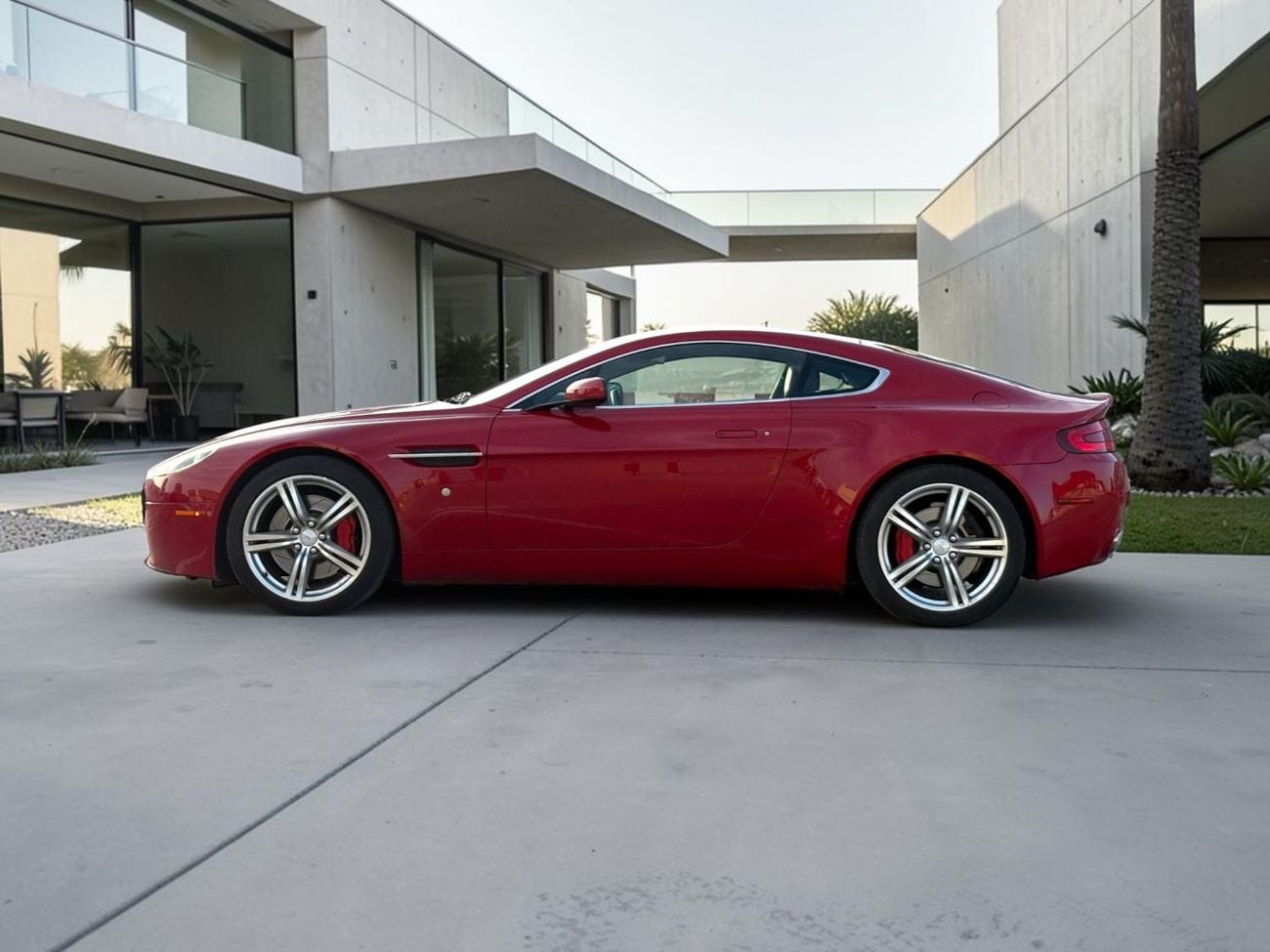 أستون مارتن فانتيج ASTON MARTIN VANTAGE | 4.7L V8 | 2009 | GCC SPECS