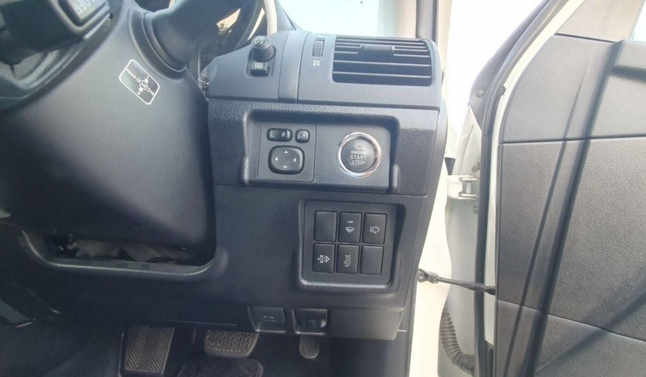 تويوتا برادو RHD DIESEL LEATHER SEATS