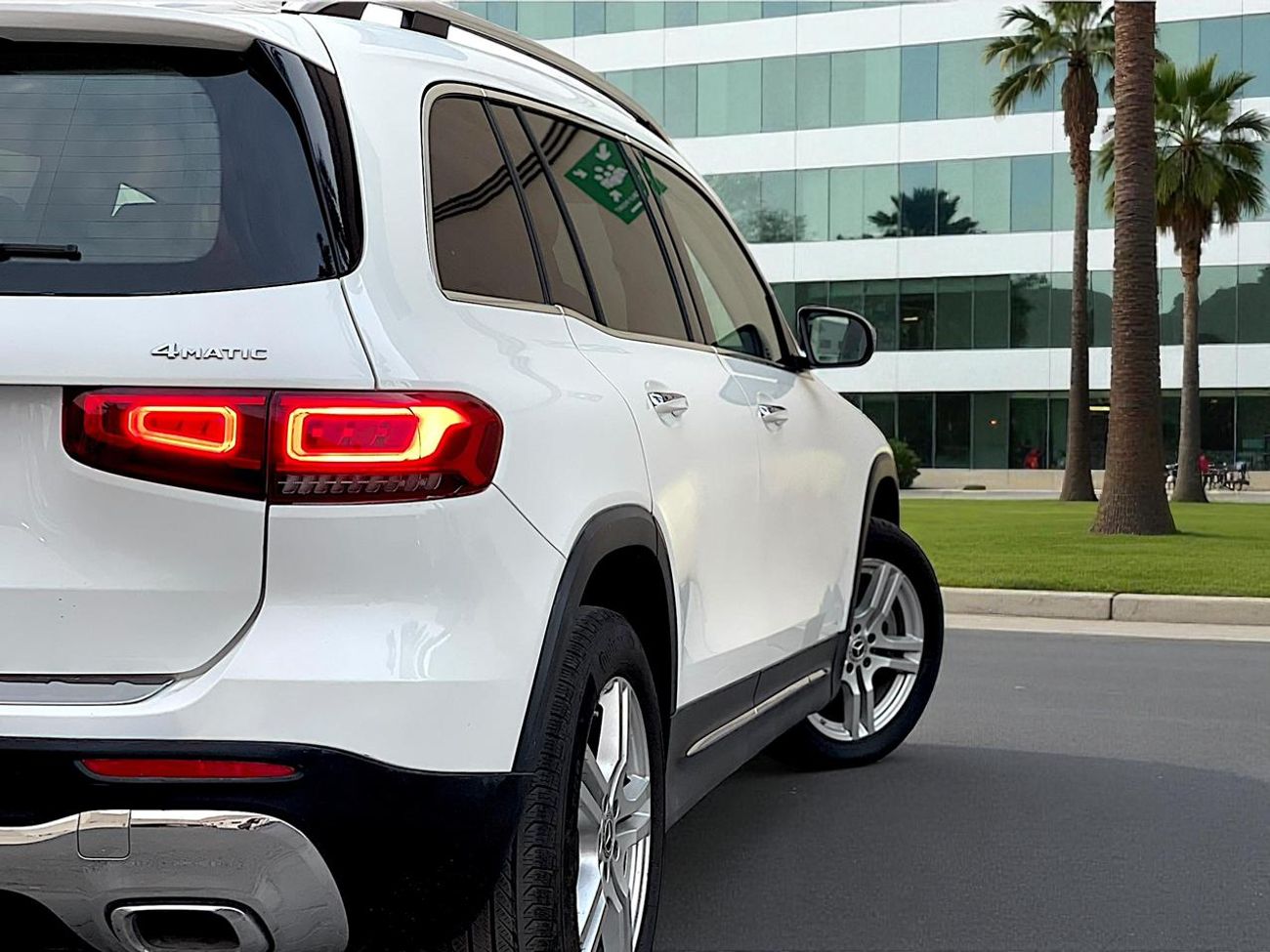 Mercedes-Benz GLB 250 4MATIC 2.0L (221 HP) AED 1,560 PM | MERCEDES GLB250 4MATICI 2023 | ORIGINAL PAINT | LOW MILEAGE| 0%