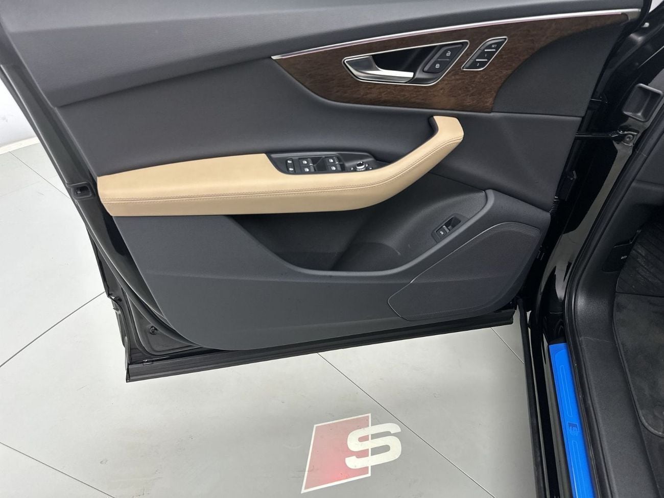 أودي Q7 55 TFSI S-LINE سيارة رياضية متعددة الاستخدامات S line 55 TFSI quattro بقوة 340 حصان (رقم المرجع: 19219)