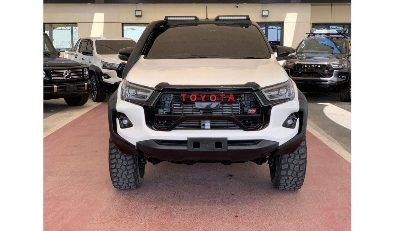 تويوتا هيلوكس SR5