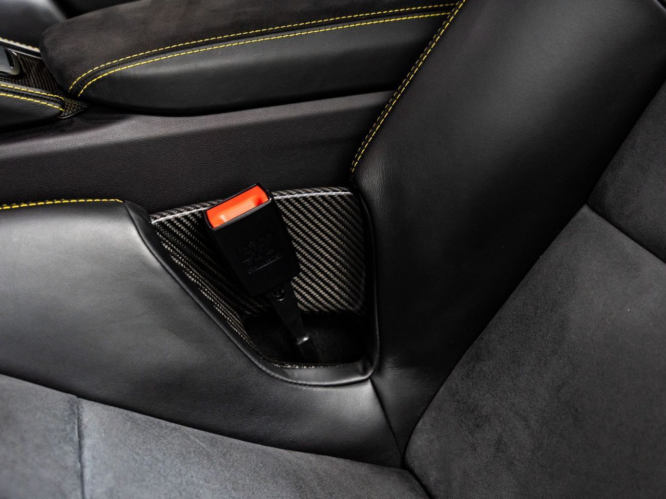 بورش كايمان 718 GT4 4.0L (414 HP) M/T