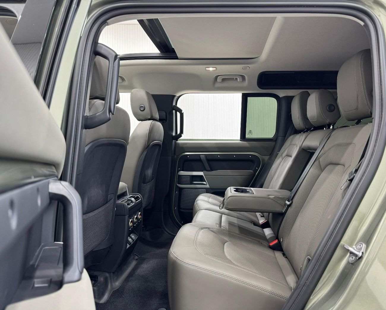 Land Rover Defender 110 SE P300 2.0L 2023 Land Rover Defender SE P300 110, Aug 2028 Land Rover Warranty, Very Low Kms, G