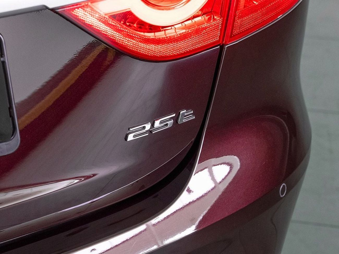 جاكوار XF R-Sport 2.0L Sedan