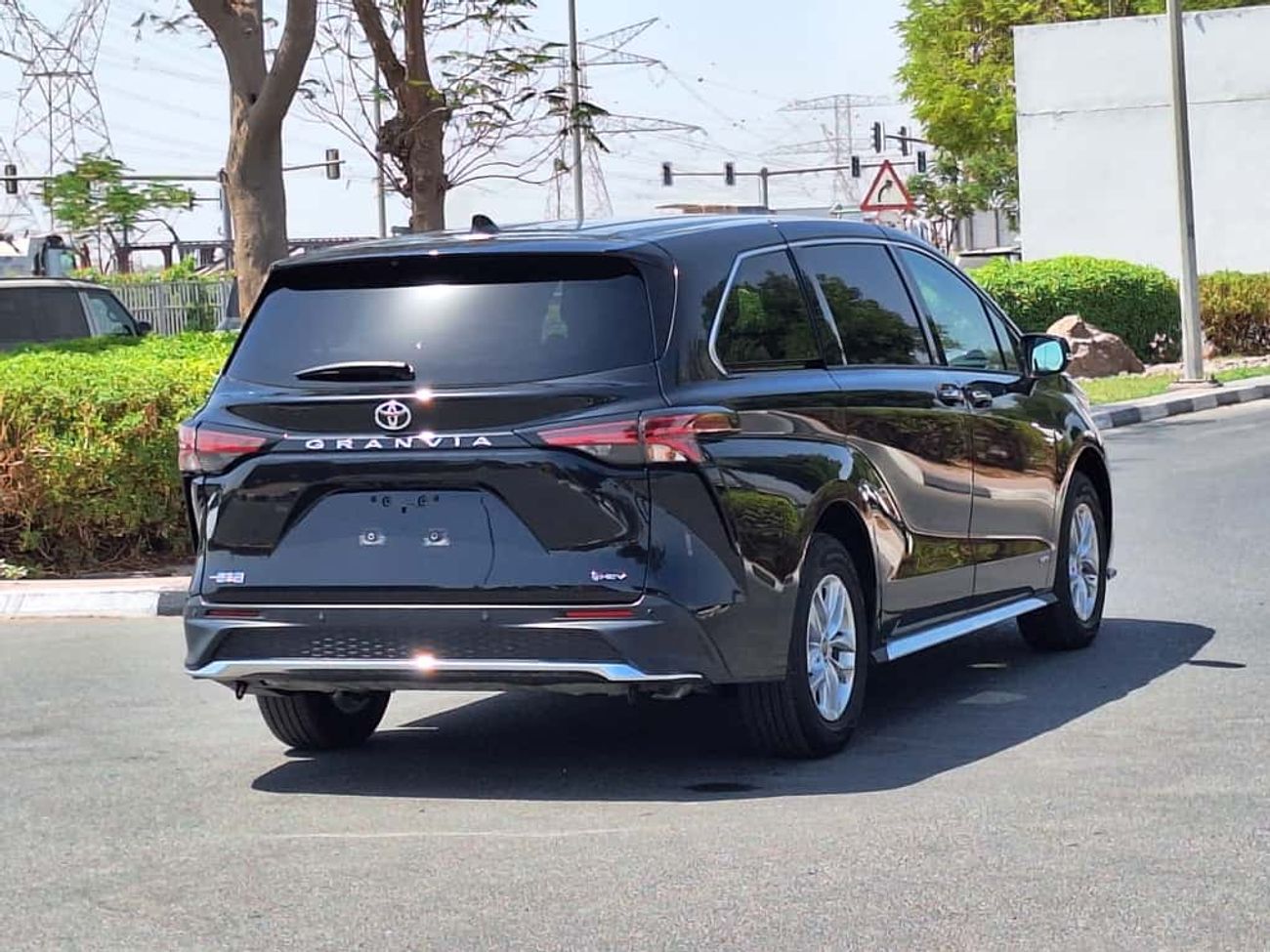 Toyota Granvia TOYOTA GRANVIA 2.5L HYBRID 7 SEATER