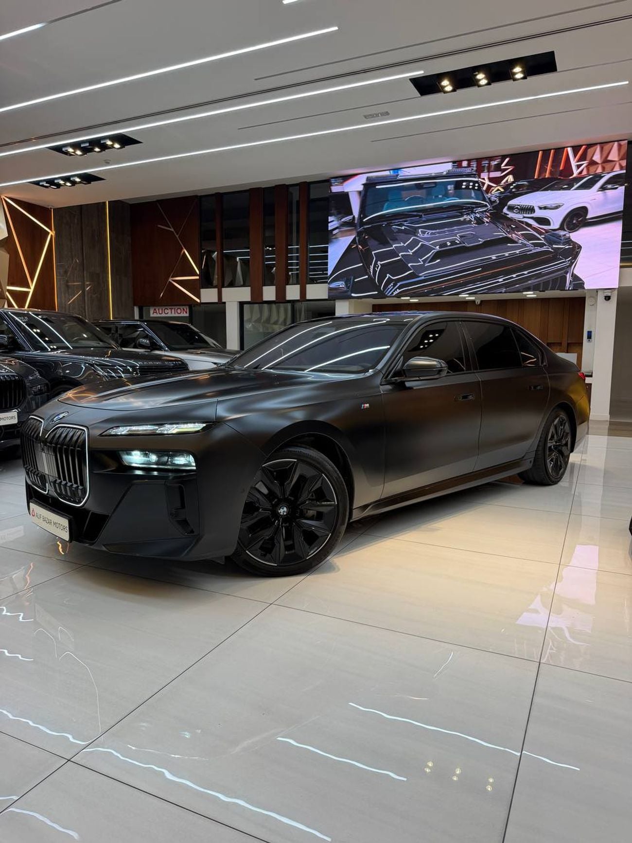 بي أم دبليو 760i 4.4L · 8 Cyl · Automatic · Petrol · Sedan · All Wheel Drive · 5 Seats · 4 Door