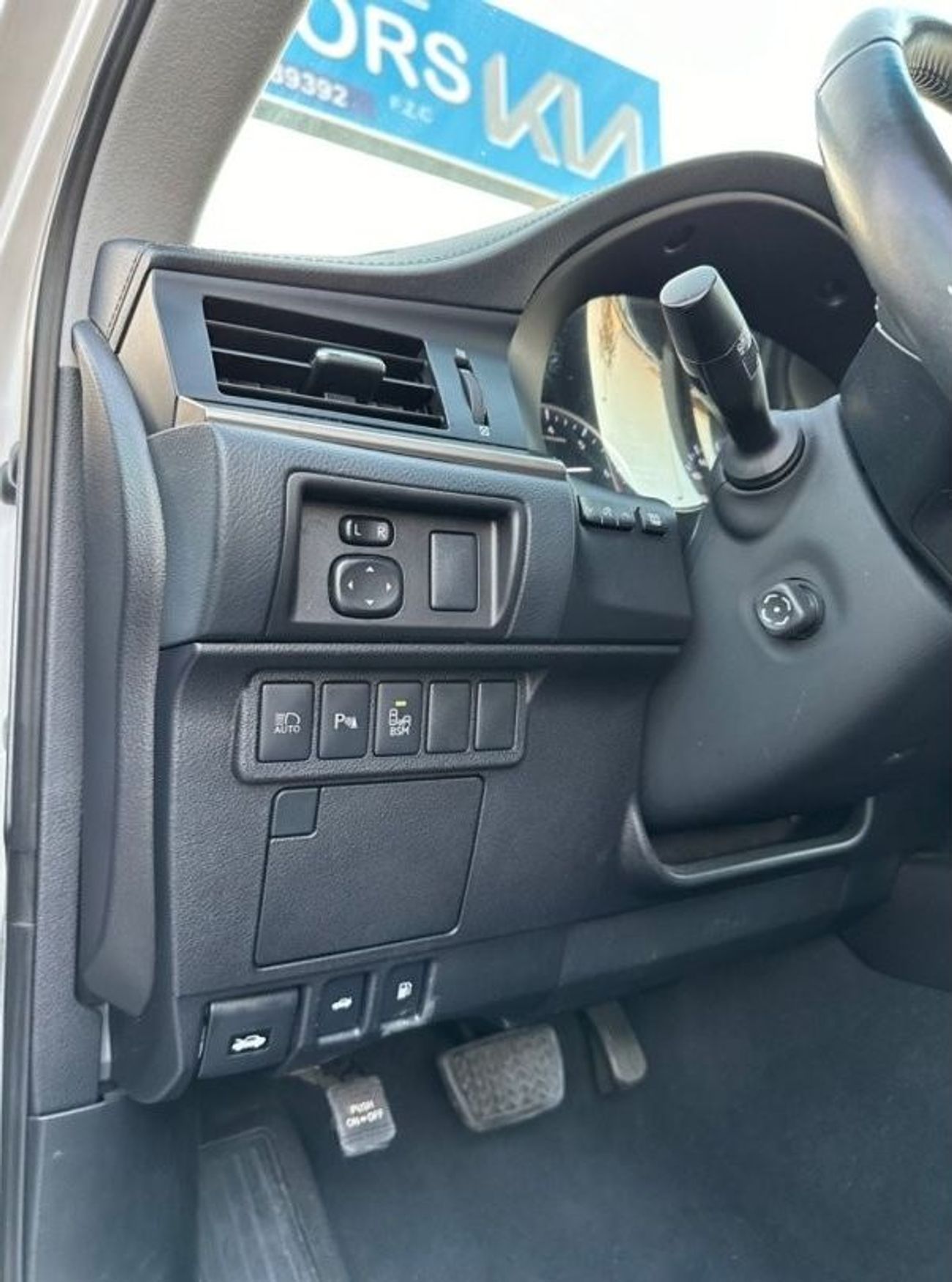 Lexus ES350 Platinum Lexus ES350 2018 with engine capacity 3.5 in perfect condition 163,000 km cable car