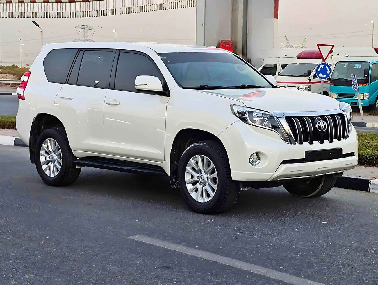 تويوتا برادو GXR V4 2.7L/ 4WD GCC/  LEATHER SEATS/ DVD CAMERA/  TYRE DOWN/  LOW MILEAGE/ LOT#64297