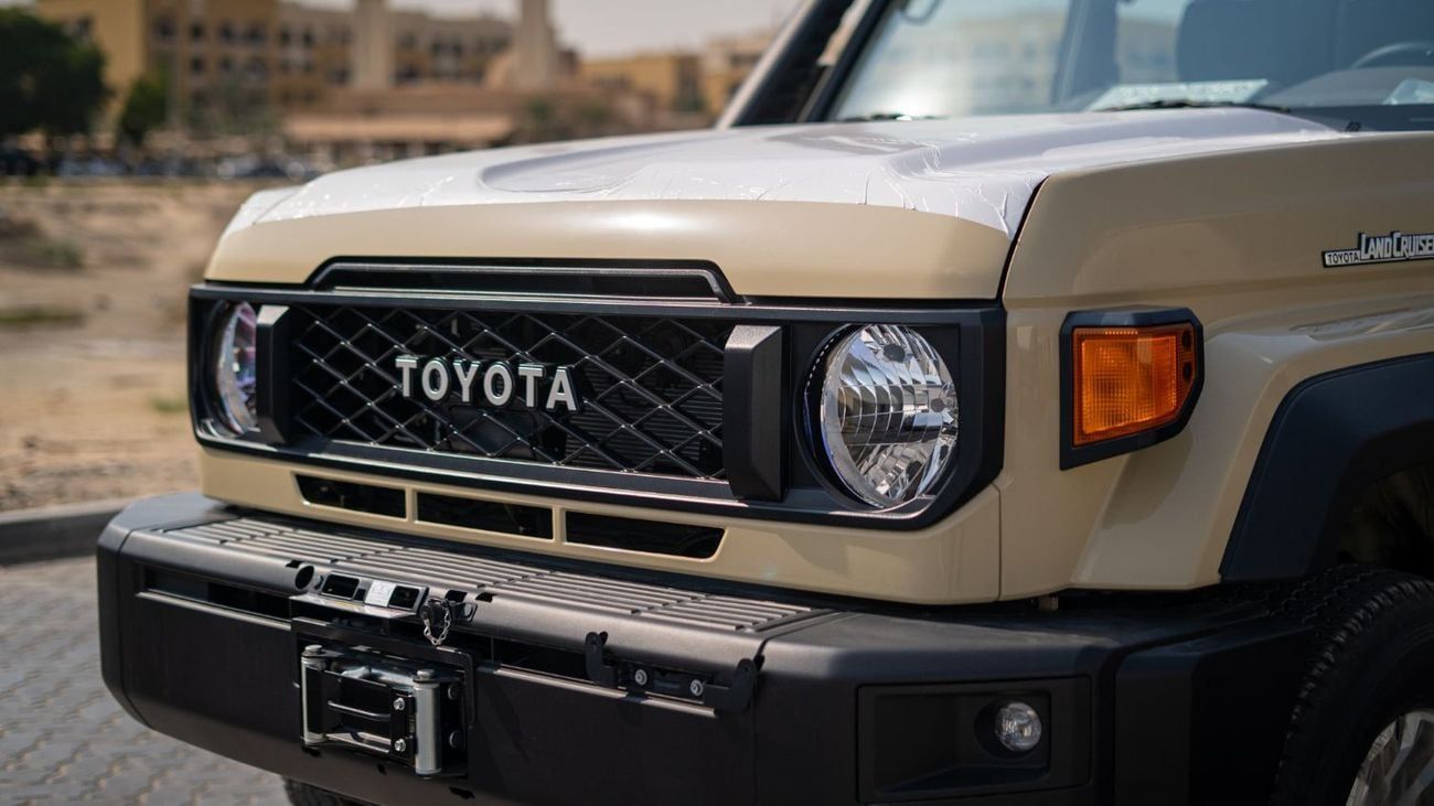 Toyota Land Cruiser Pick Up Toyota Land Cruiser pick-up 79 double cabin 4.0 LTR V6 Petrol Mid Option Automatic 2025 Model