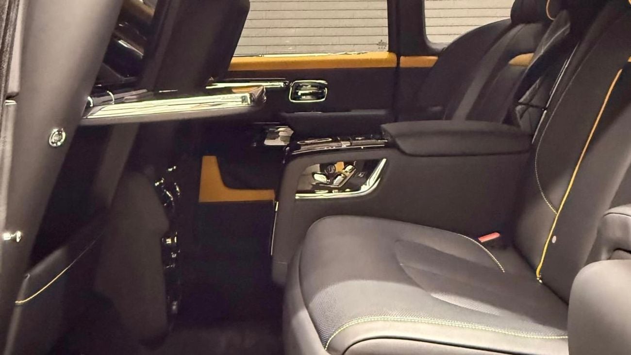 Rolls-Royce Cullinan Silver badge