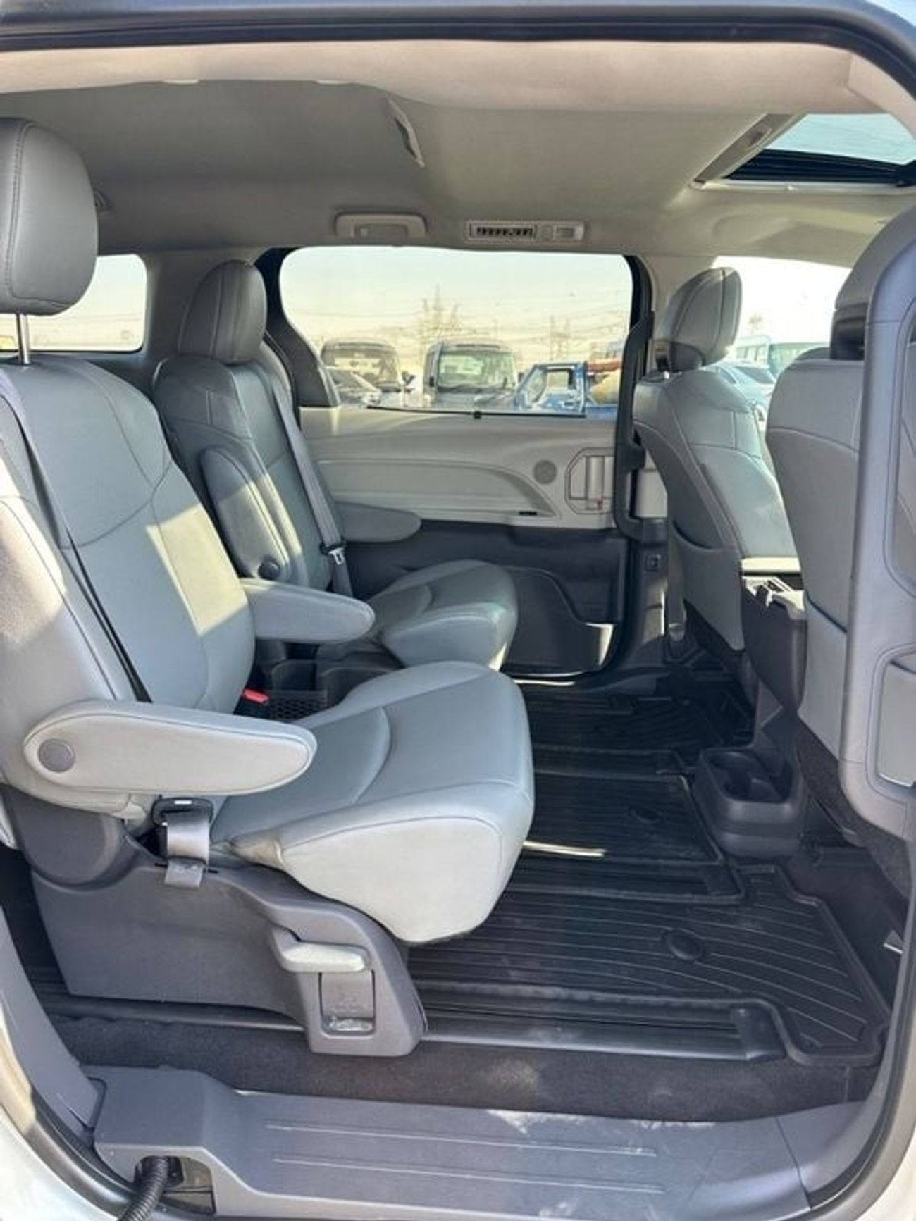 Toyota Sienna Hybrid XLE premium Full Option