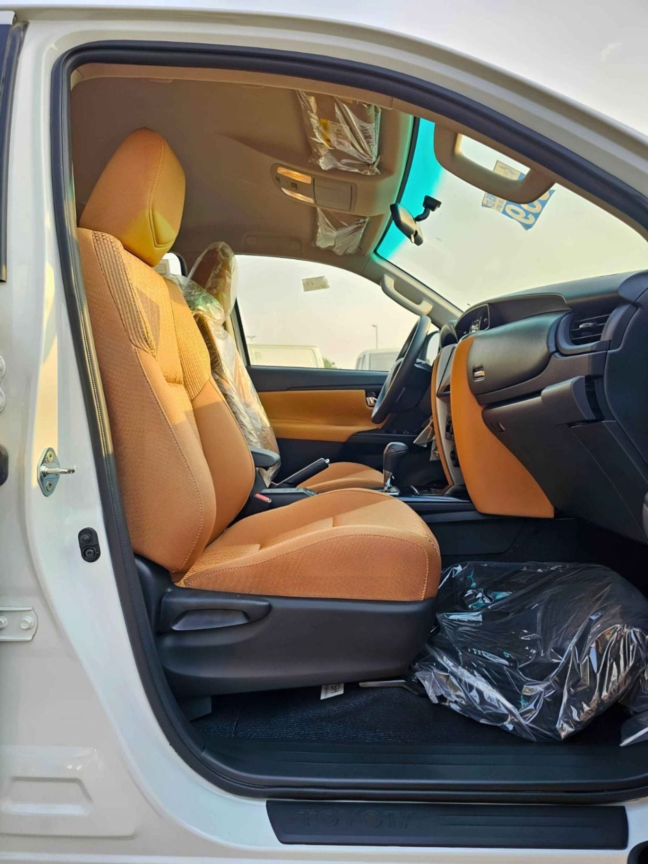 Toyota Fortuner EXR TOYOTA FORTUNER || 2.4L DIESEL V4 4WD / MANUAL AC (CODE # FDMC)