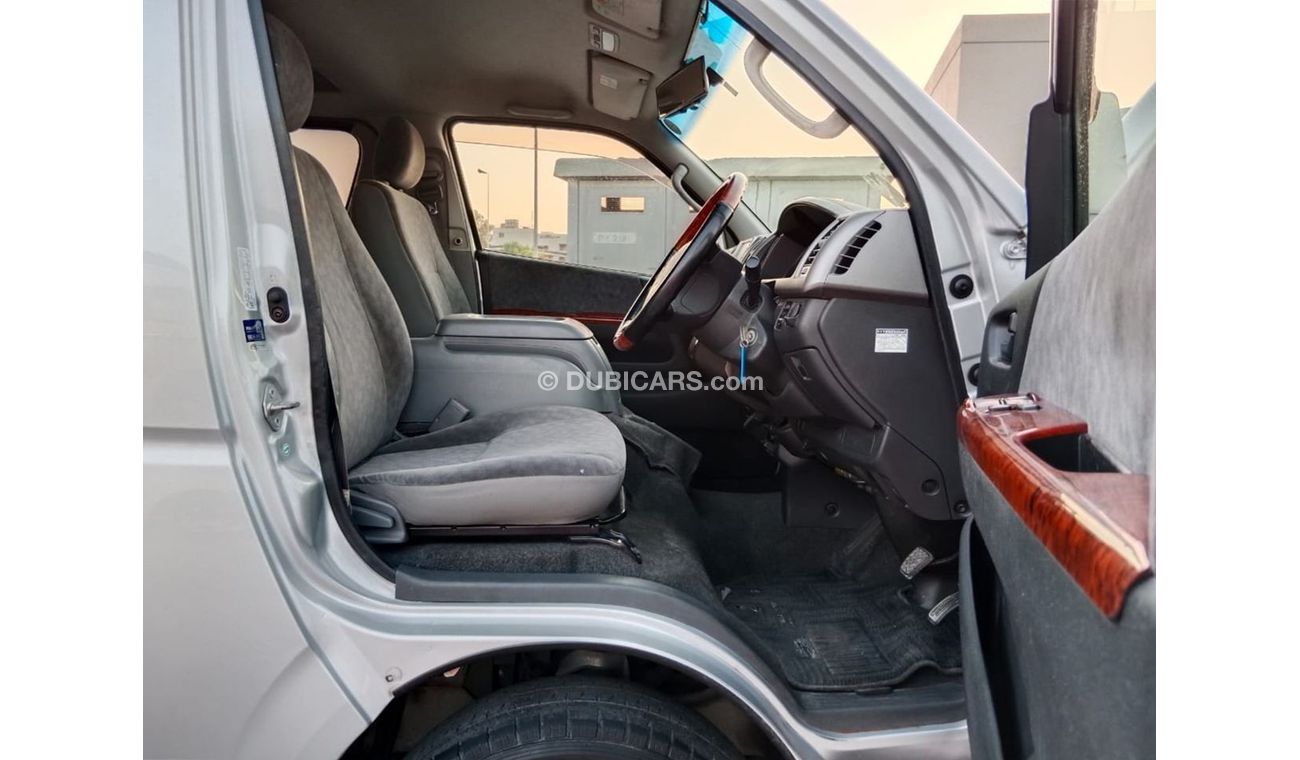 Toyota Hiace TOYOTA HIACE VAN RIGHT HAND DRVIE (PM1429)