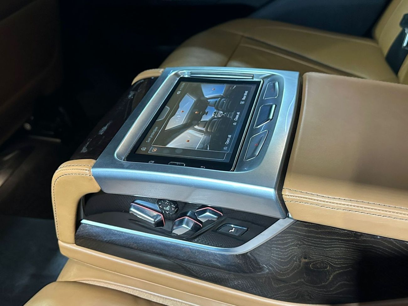 بي أم دبليو 750Li Luxury 4.4L (443 HP)